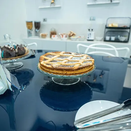 Skyhouse Chiatamone Bed & Breakfast 4*