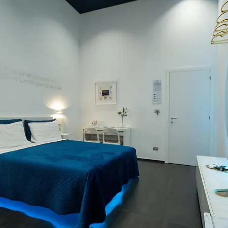 Skyhouse Chiatamone Bed and breakfast 4*