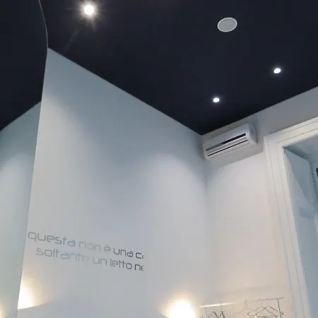 Skyhouse Chiatamone Bed & Breakfast 4*